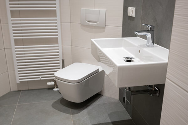 Modernes, schön gefliestes Badezimmer
